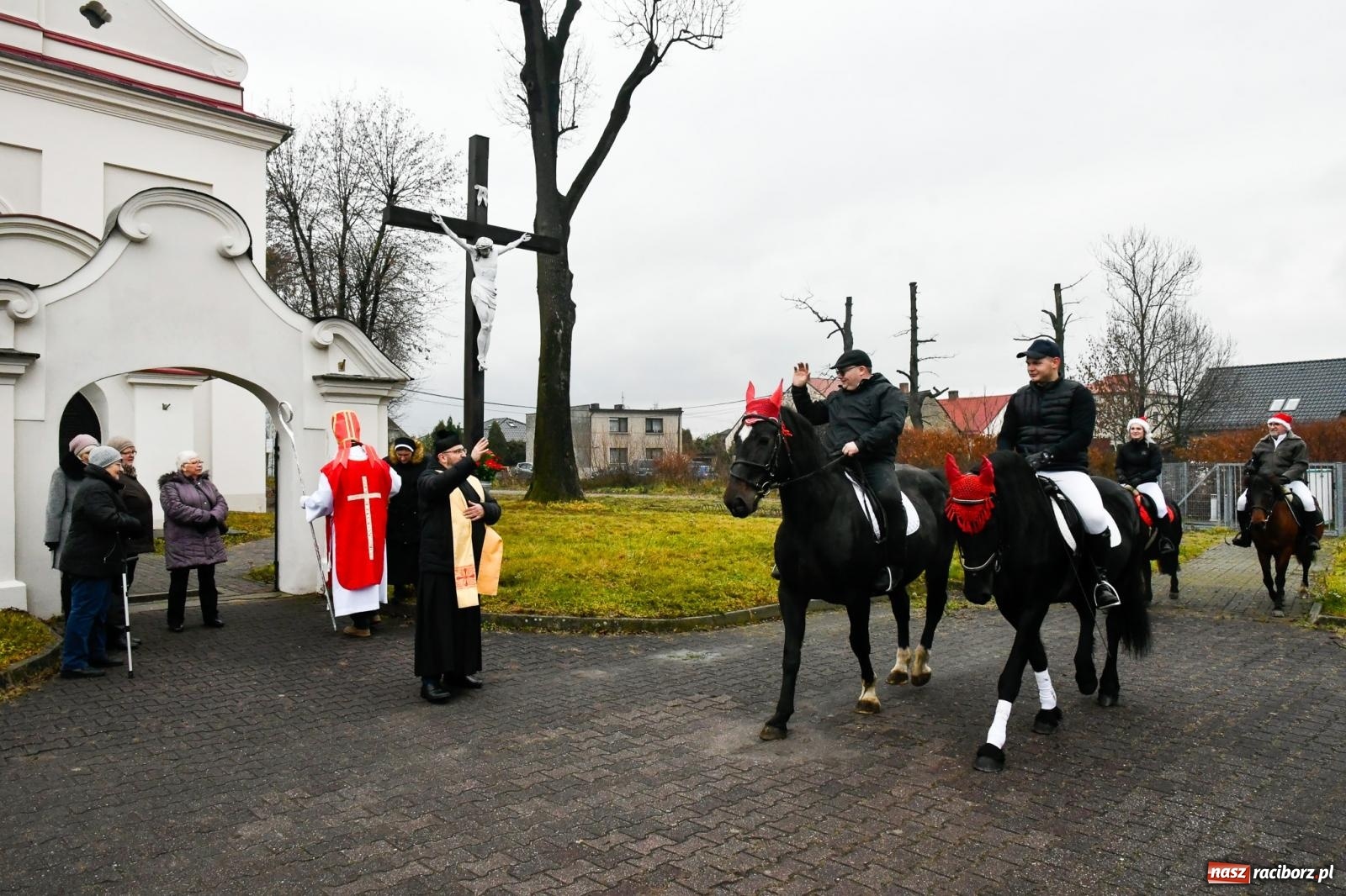 Zdjęcie w galerii na portalu naszraciborz.pl: Dwa św. Mikołaje i diabeł z Sudoła – doroczna procesja w Krzanowicach [FOTO i WIDEO] wiadomości z regionu