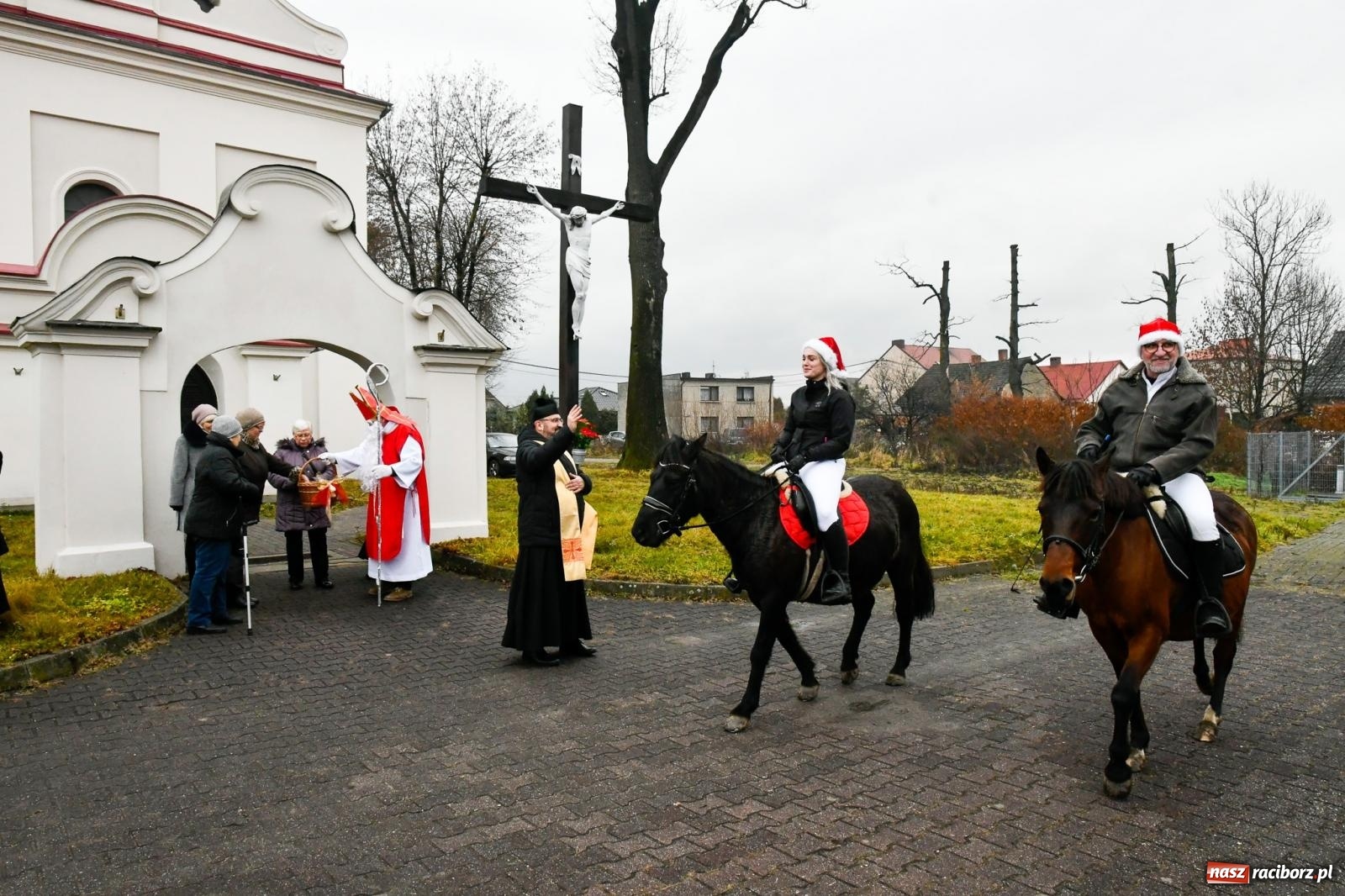 Zdjęcie w galerii na portalu naszraciborz.pl: Dwa św. Mikołaje i diabeł z Sudoła – doroczna procesja w Krzanowicach [FOTO i WIDEO] wiadomości z regionu