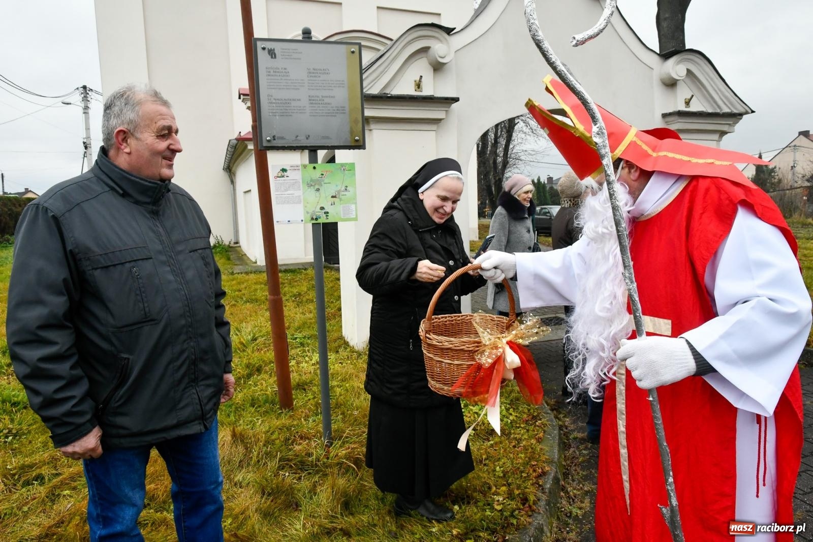 Zdjęcie w galerii na portalu naszraciborz.pl: Dwa św. Mikołaje i diabeł z Sudoła – doroczna procesja w Krzanowicach [FOTO i WIDEO] wiadomości z regionu