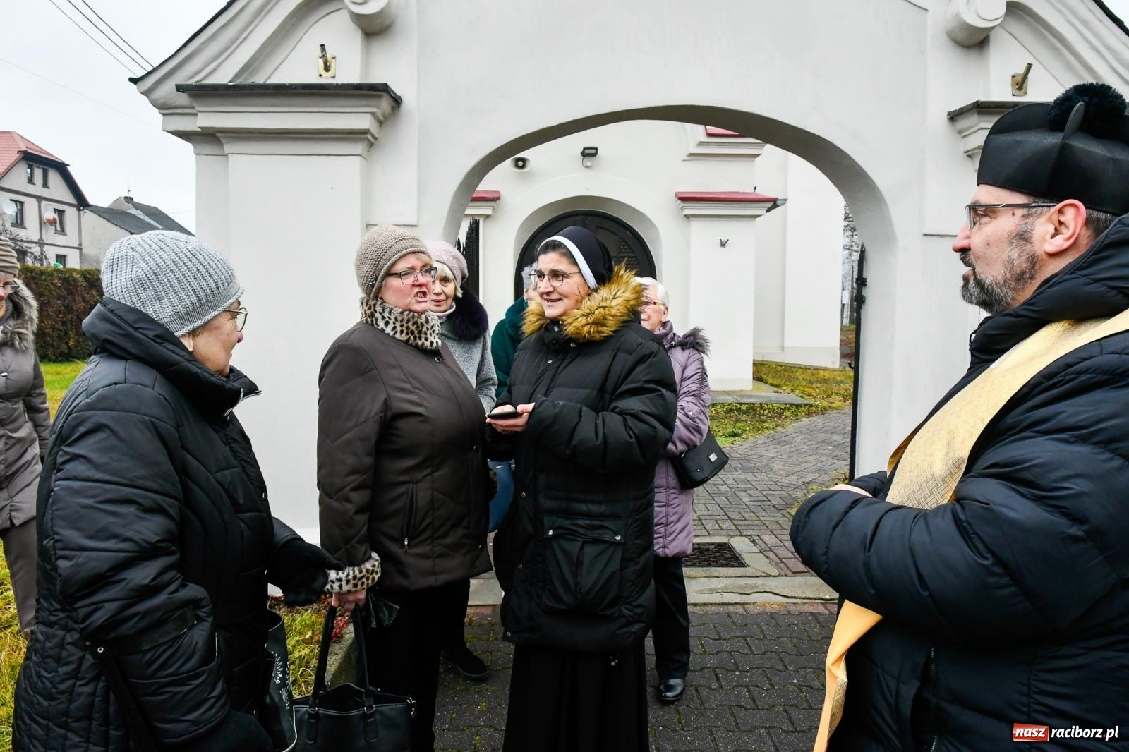 Zdjęcie w galerii na portalu naszraciborz.pl: Dwa św. Mikołaje i diabeł z Sudoła – doroczna procesja w Krzanowicach [FOTO i WIDEO] wiadomości z regionu