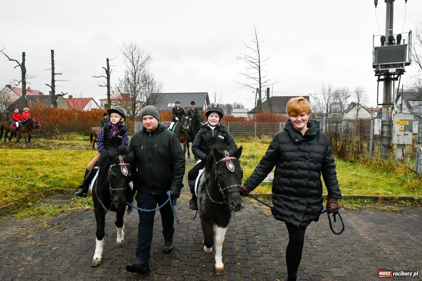 Zdjęcie w galerii na portalu naszraciborz.pl: Dwa św. Mikołaje i diabeł z Sudoła – doroczna procesja w Krzanowicach [FOTO i WIDEO] wiadomości z regionu
