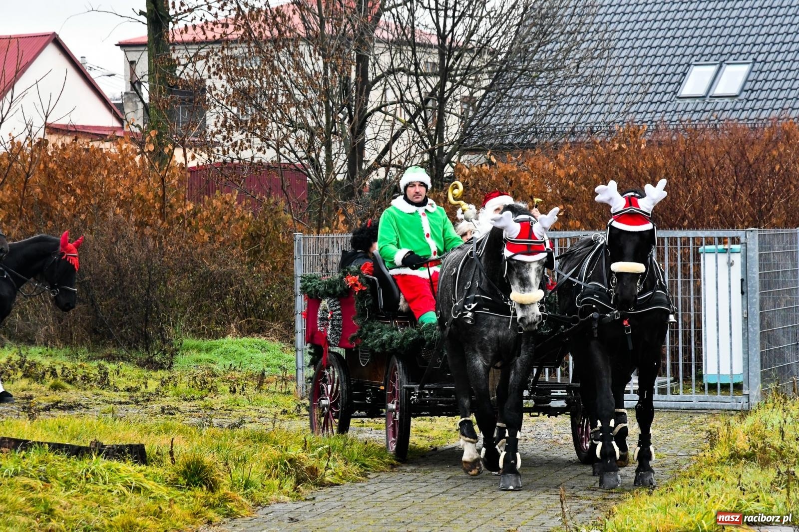 Zdjęcie w galerii na portalu naszraciborz.pl: Dwa św. Mikołaje i diabeł z Sudoła – doroczna procesja w Krzanowicach [FOTO i WIDEO] wiadomości z regionu