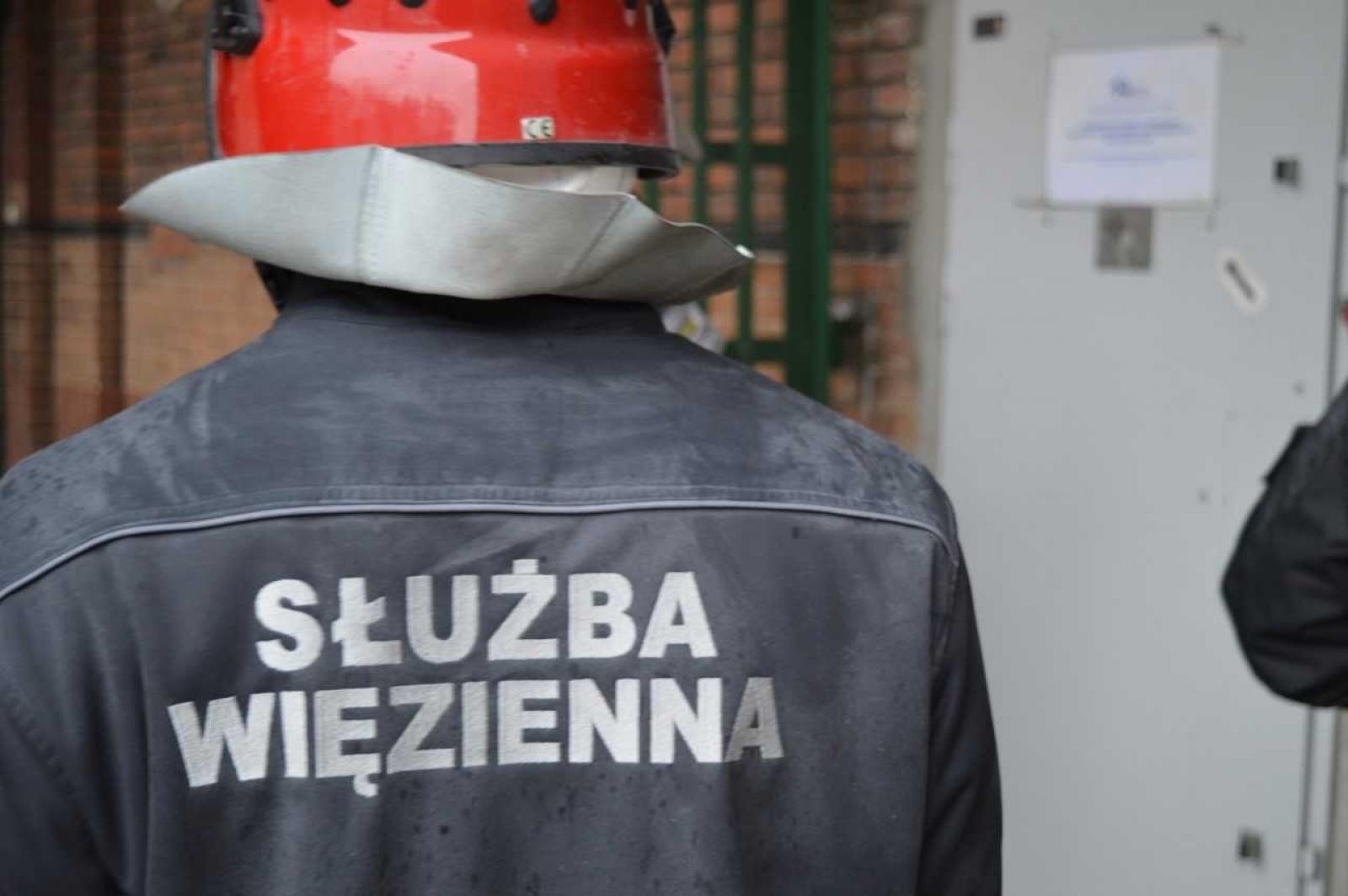 Zdjęcie w galerii na portalu naszraciborz.pl: Pożar auta w raciborskim Zakładzie Karnym! wiadomości z regionu