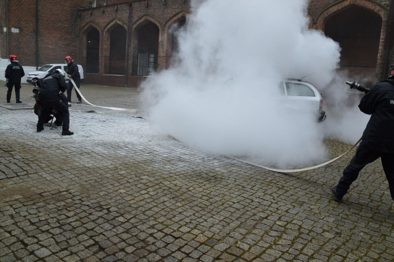 Zdjęcie w galerii na portalu naszraciborz.pl: Pożar auta w raciborskim Zakładzie Karnym! wiadomości z regionu