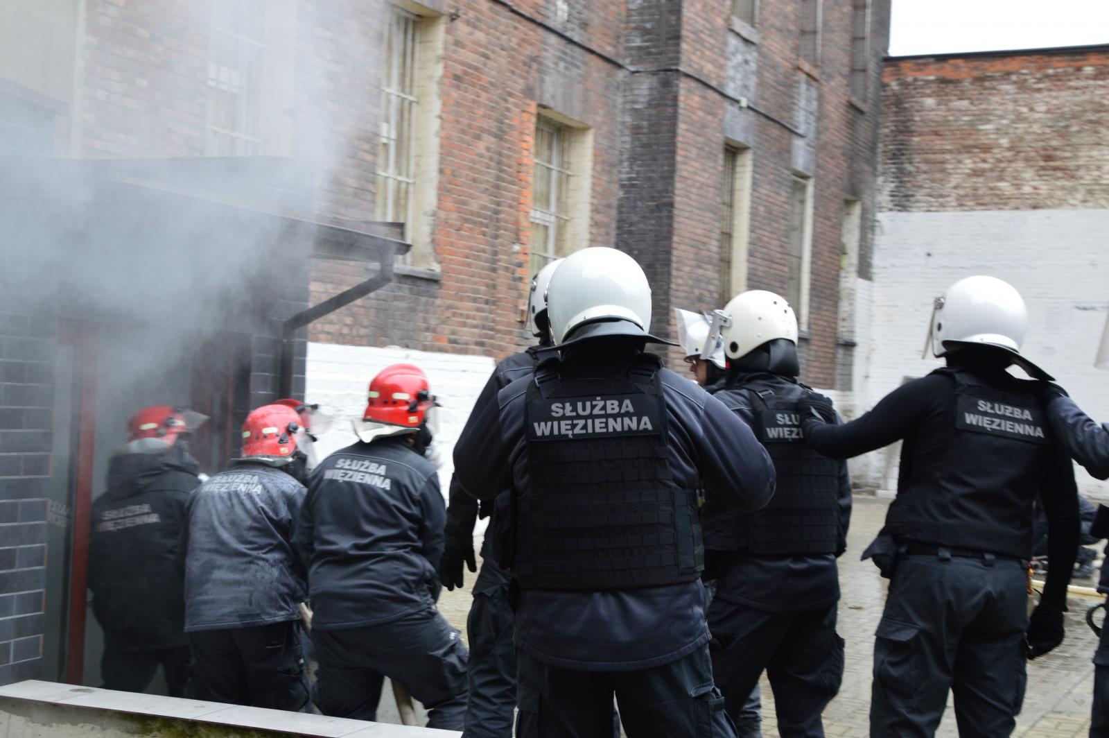 Zdjęcie w galerii na portalu naszraciborz.pl: Pożar auta w raciborskim Zakładzie Karnym! wiadomości z regionu
