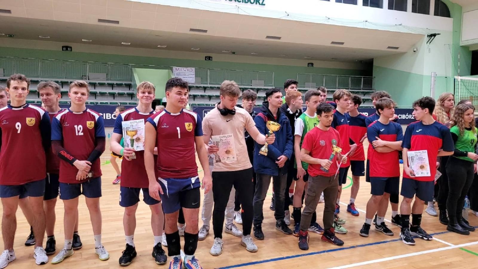 Zdjęcie w galerii na portalu naszraciborz.pl: Siatkarskie mikołajkowe zmagania raciborskich szkół wiadomości z regionu