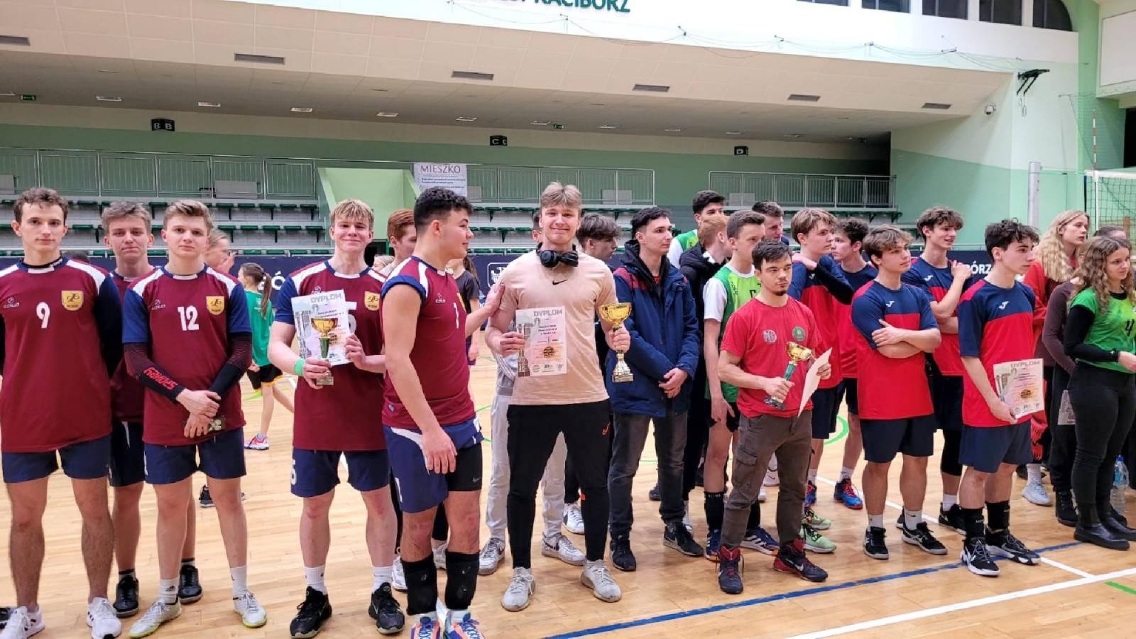 Zdjęcie w galerii na portalu naszraciborz.pl: Siatkarskie mikołajkowe zmagania raciborskich szkół wiadomości z regionu
