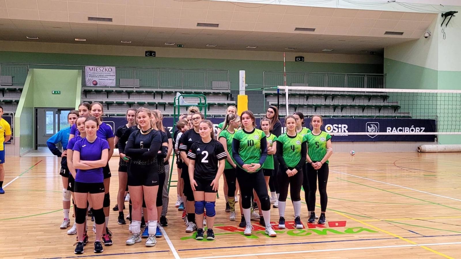 Zdjęcie w galerii na portalu naszraciborz.pl: Siatkarskie mikołajkowe zmagania raciborskich szkół wiadomości z regionu