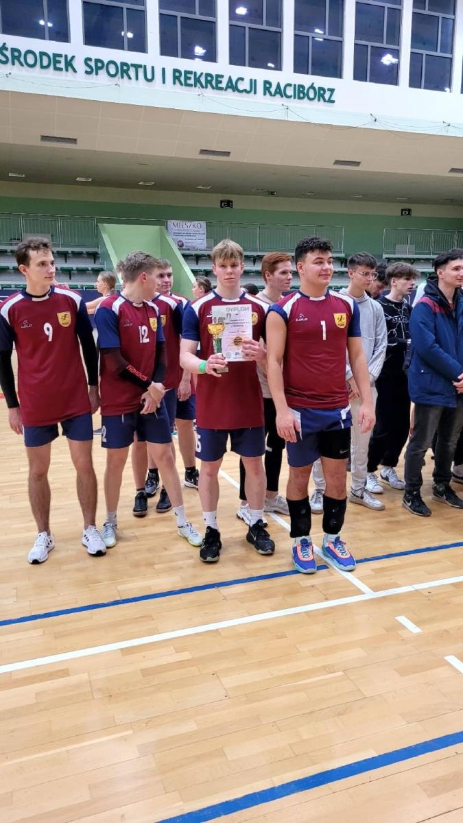Zdjęcie w galerii na portalu naszraciborz.pl: Siatkarskie mikołajkowe zmagania raciborskich szkół wiadomości z regionu