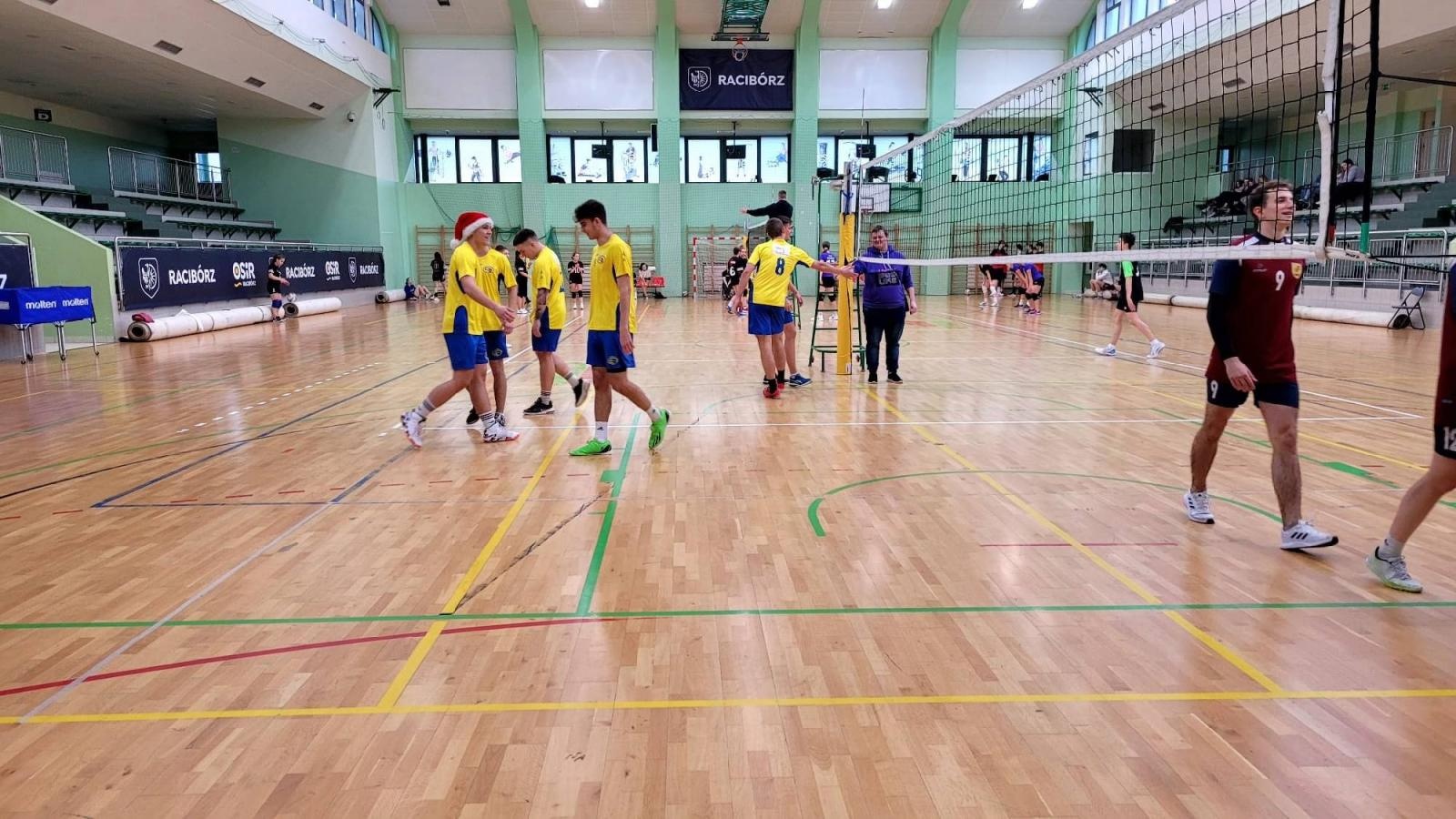 Zdjęcie w galerii na portalu naszraciborz.pl: Siatkarskie mikołajkowe zmagania raciborskich szkół wiadomości z regionu