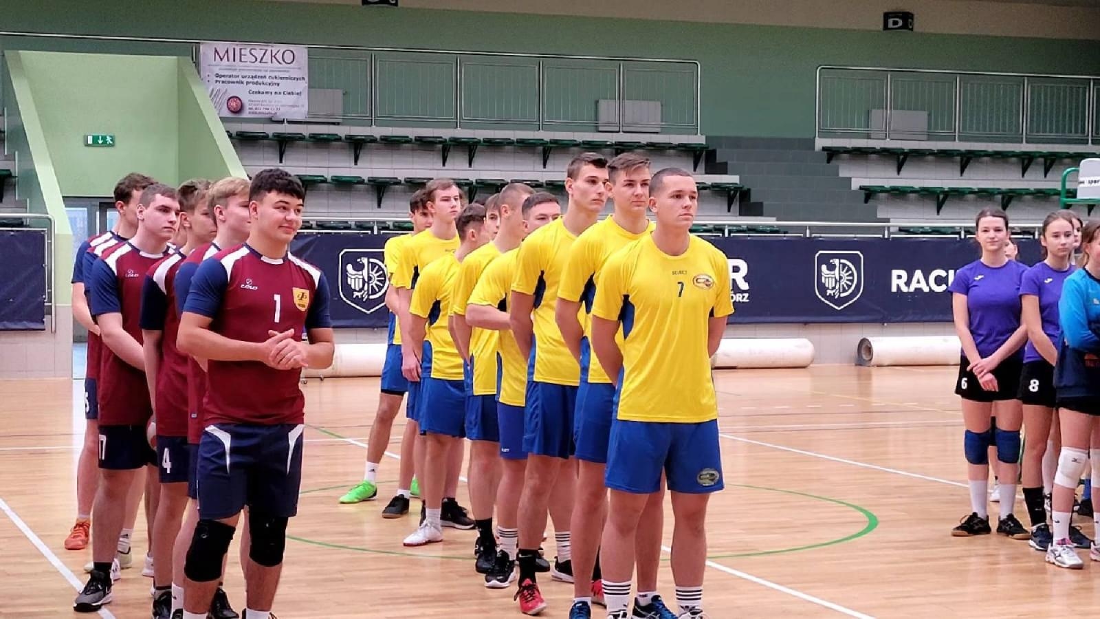 Zdjęcie w galerii na portalu naszraciborz.pl: Siatkarskie mikołajkowe zmagania raciborskich szkół wiadomości z regionu