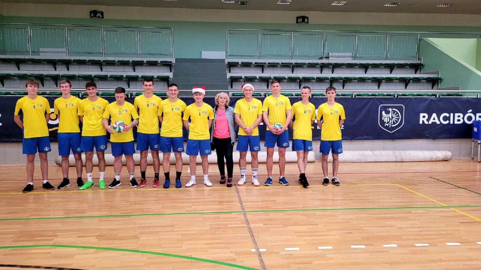 Zdjęcie w galerii na portalu naszraciborz.pl: Siatkarskie mikołajkowe zmagania raciborskich szkół wiadomości z regionu