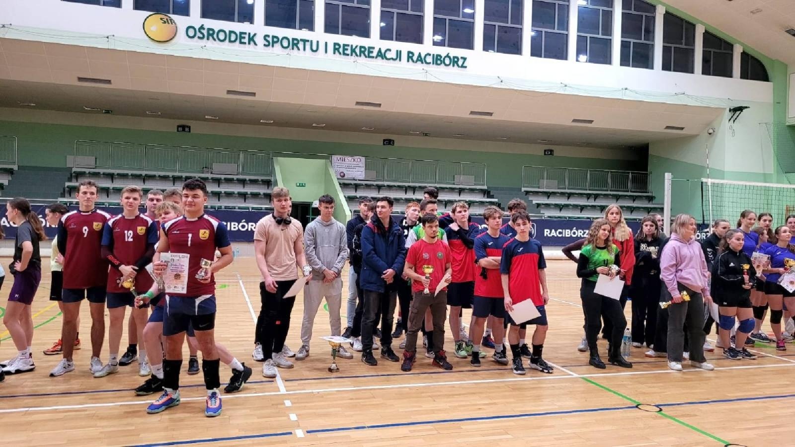 Zdjęcie w galerii na portalu naszraciborz.pl: Siatkarskie mikołajkowe zmagania raciborskich szkół wiadomości z regionu