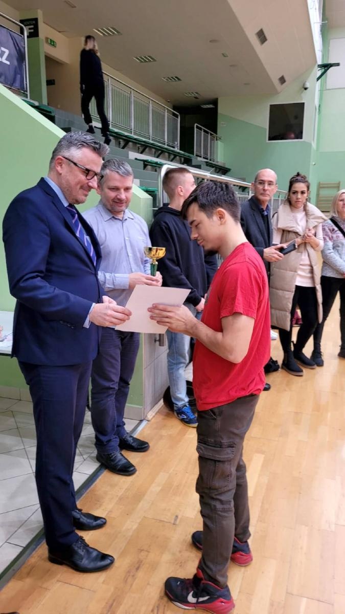 Zdjęcie w galerii na portalu naszraciborz.pl: Siatkarskie mikołajkowe zmagania raciborskich szkół wiadomości z regionu