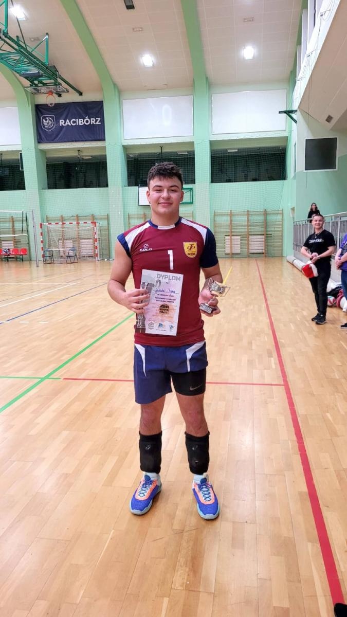 Zdjęcie w galerii na portalu naszraciborz.pl: Siatkarskie mikołajkowe zmagania raciborskich szkół wiadomości z regionu