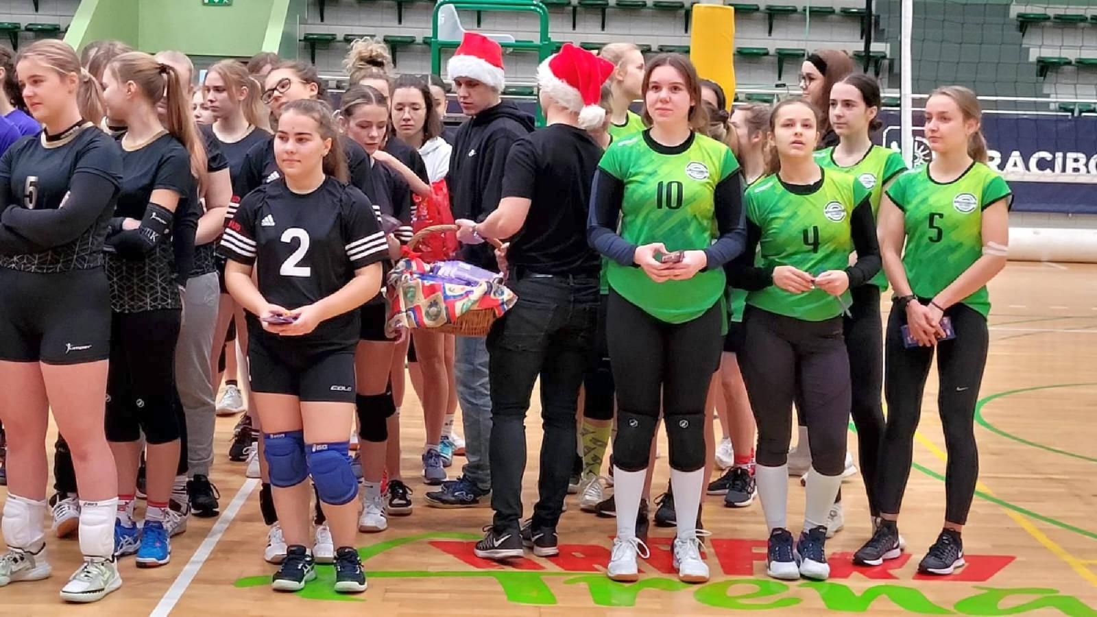 Zdjęcie w galerii na portalu naszraciborz.pl: Siatkarskie mikołajkowe zmagania raciborskich szkół wiadomości z regionu