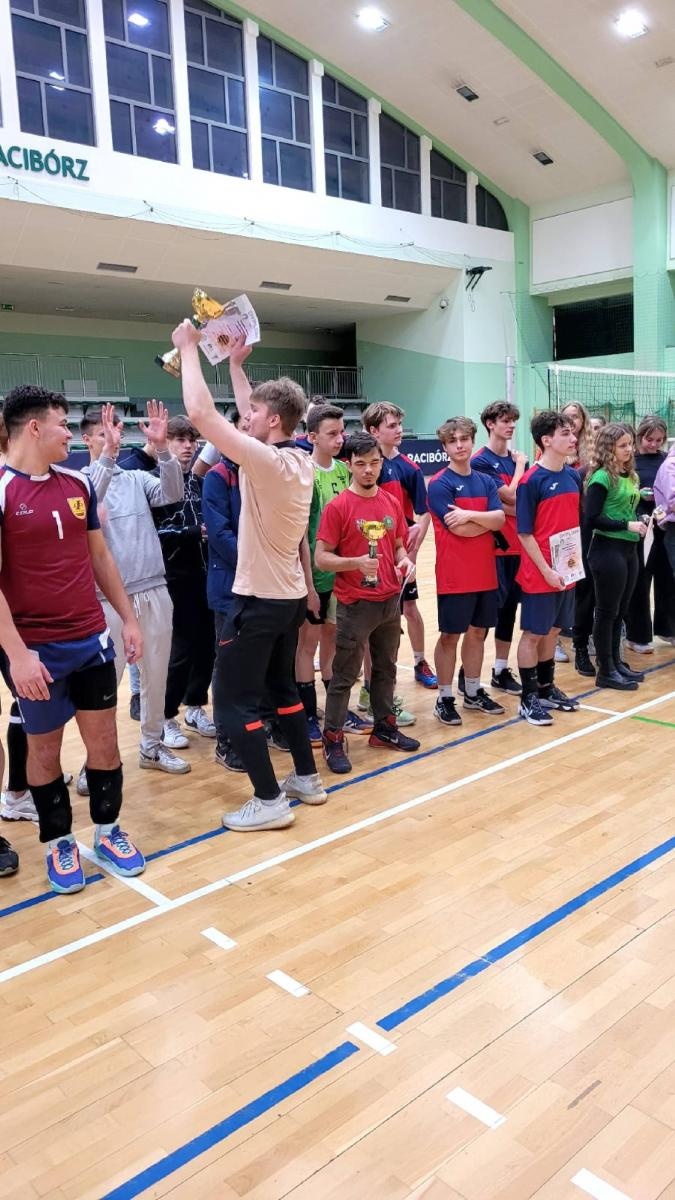 Zdjęcie w galerii na portalu naszraciborz.pl: Siatkarskie mikołajkowe zmagania raciborskich szkół wiadomości z regionu