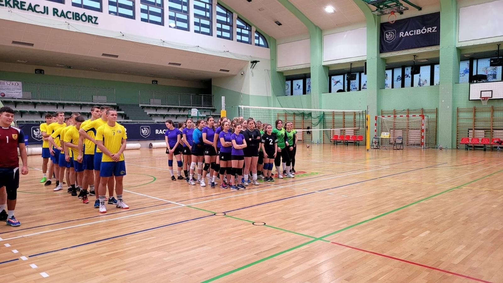 Zdjęcie w galerii na portalu naszraciborz.pl: Siatkarskie mikołajkowe zmagania raciborskich szkół wiadomości z regionu
