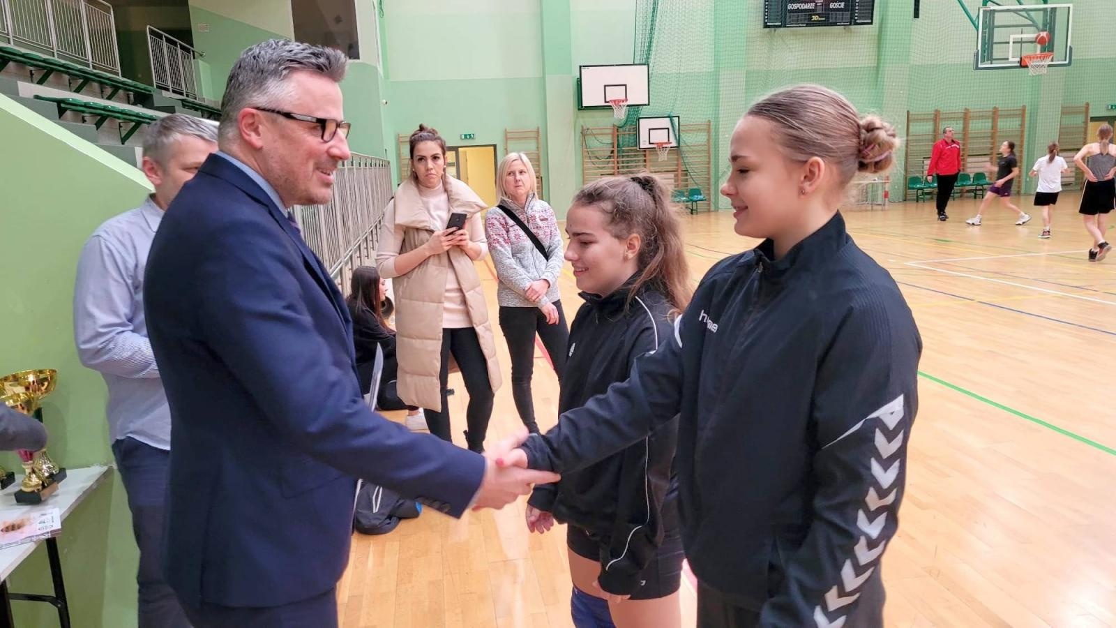 Zdjęcie w galerii na portalu naszraciborz.pl: Siatkarskie mikołajkowe zmagania raciborskich szkół wiadomości z regionu