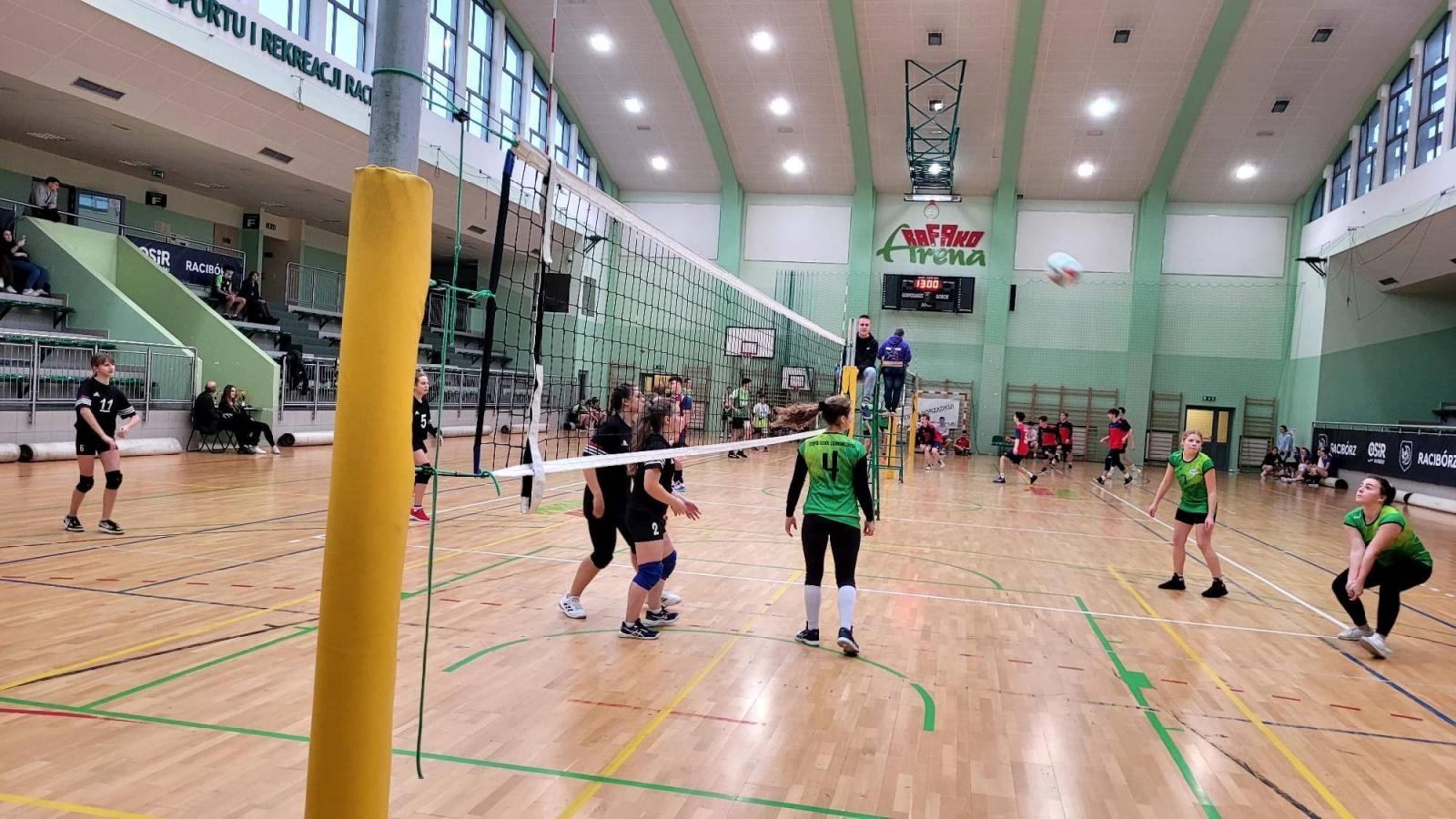 Zdjęcie w galerii na portalu naszraciborz.pl: Siatkarskie mikołajkowe zmagania raciborskich szkół wiadomości z regionu