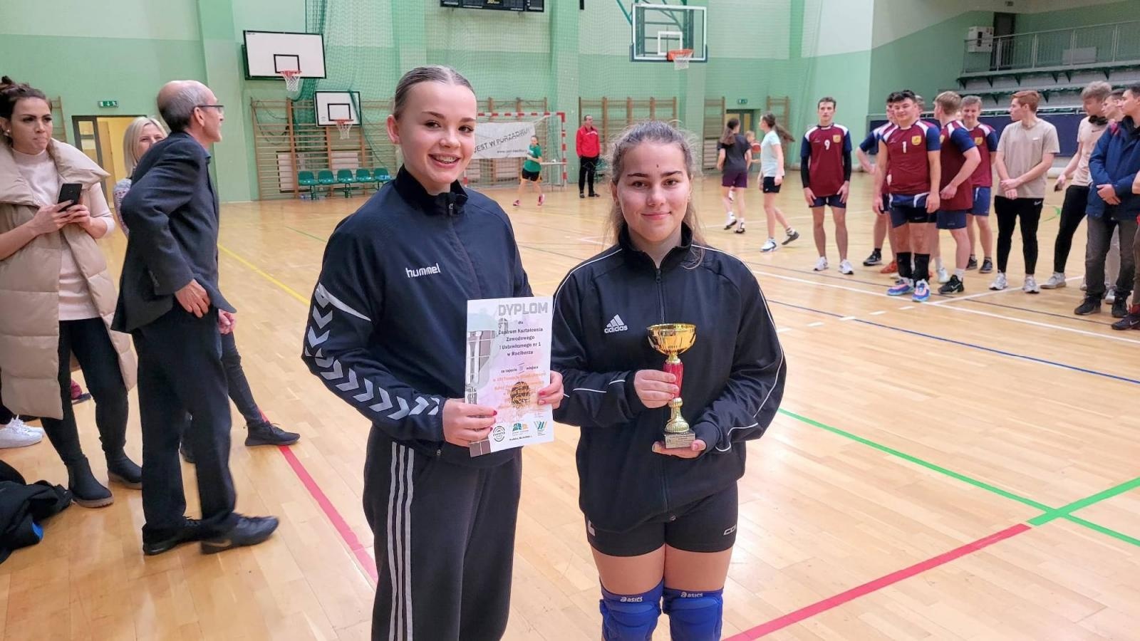 Zdjęcie w galerii na portalu naszraciborz.pl: Siatkarskie mikołajkowe zmagania raciborskich szkół wiadomości z regionu