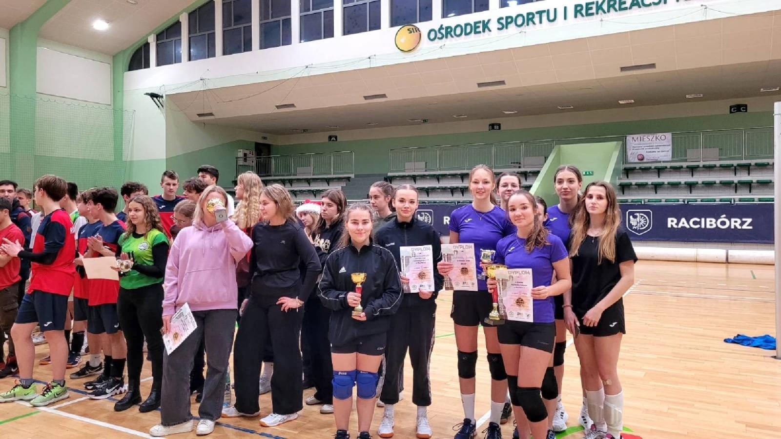 Zdjęcie w galerii na portalu naszraciborz.pl: Siatkarskie mikołajkowe zmagania raciborskich szkół wiadomości z regionu