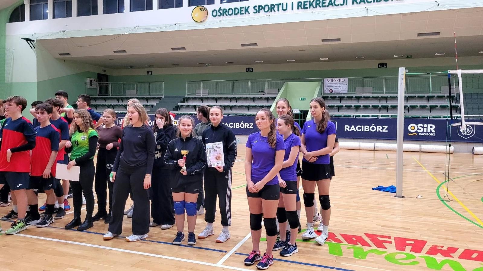 Zdjęcie w galerii na portalu naszraciborz.pl: Siatkarskie mikołajkowe zmagania raciborskich szkół wiadomości z regionu
