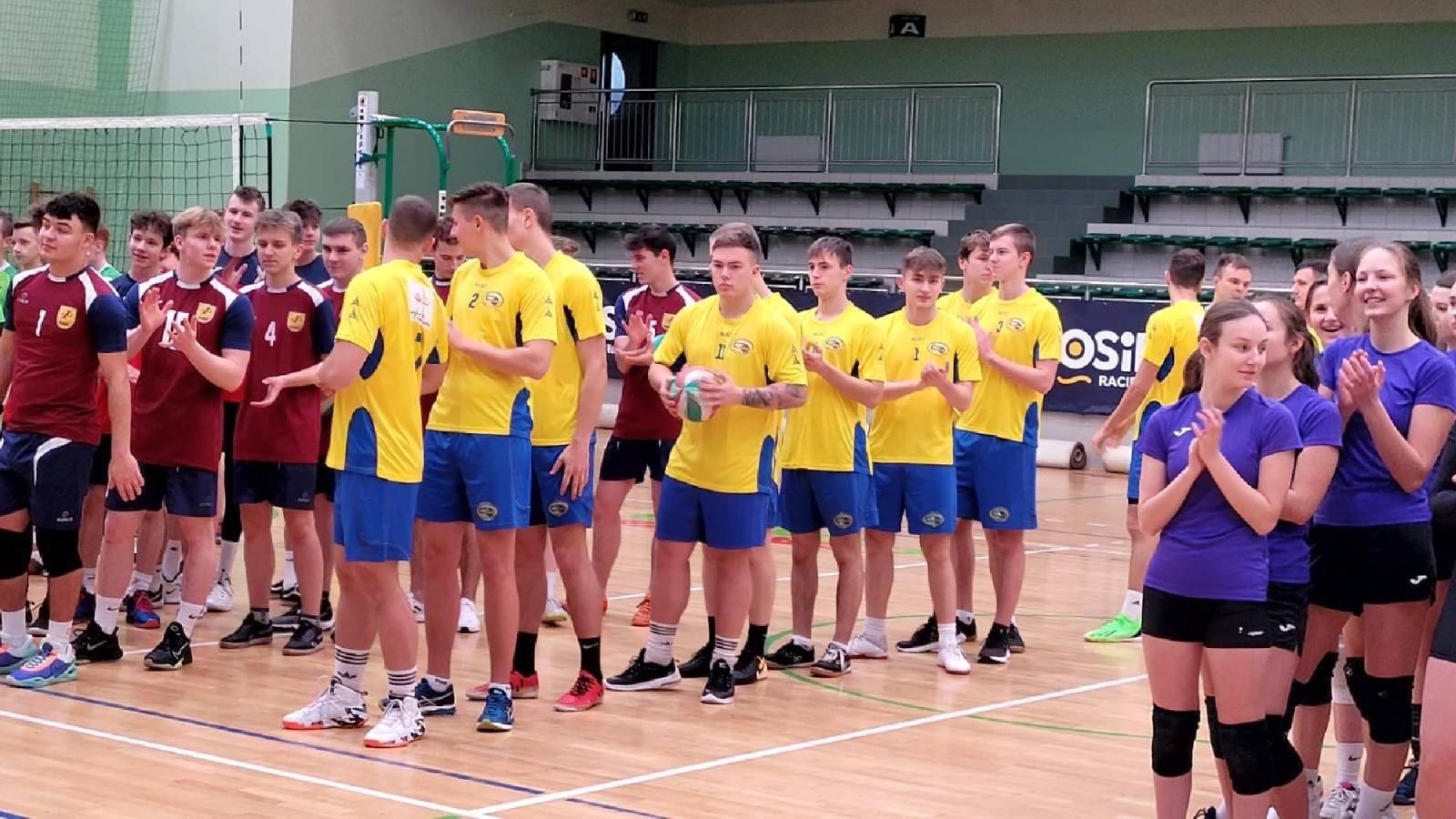 Zdjęcie w galerii na portalu naszraciborz.pl: Siatkarskie mikołajkowe zmagania raciborskich szkół wiadomości z regionu