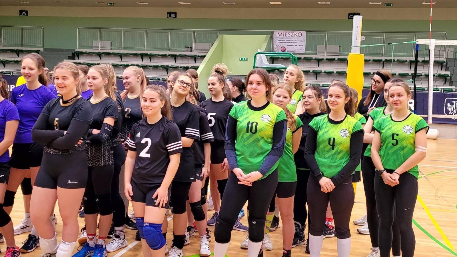 Zdjęcie w galerii na portalu naszraciborz.pl: Siatkarskie mikołajkowe zmagania raciborskich szkół wiadomości z regionu