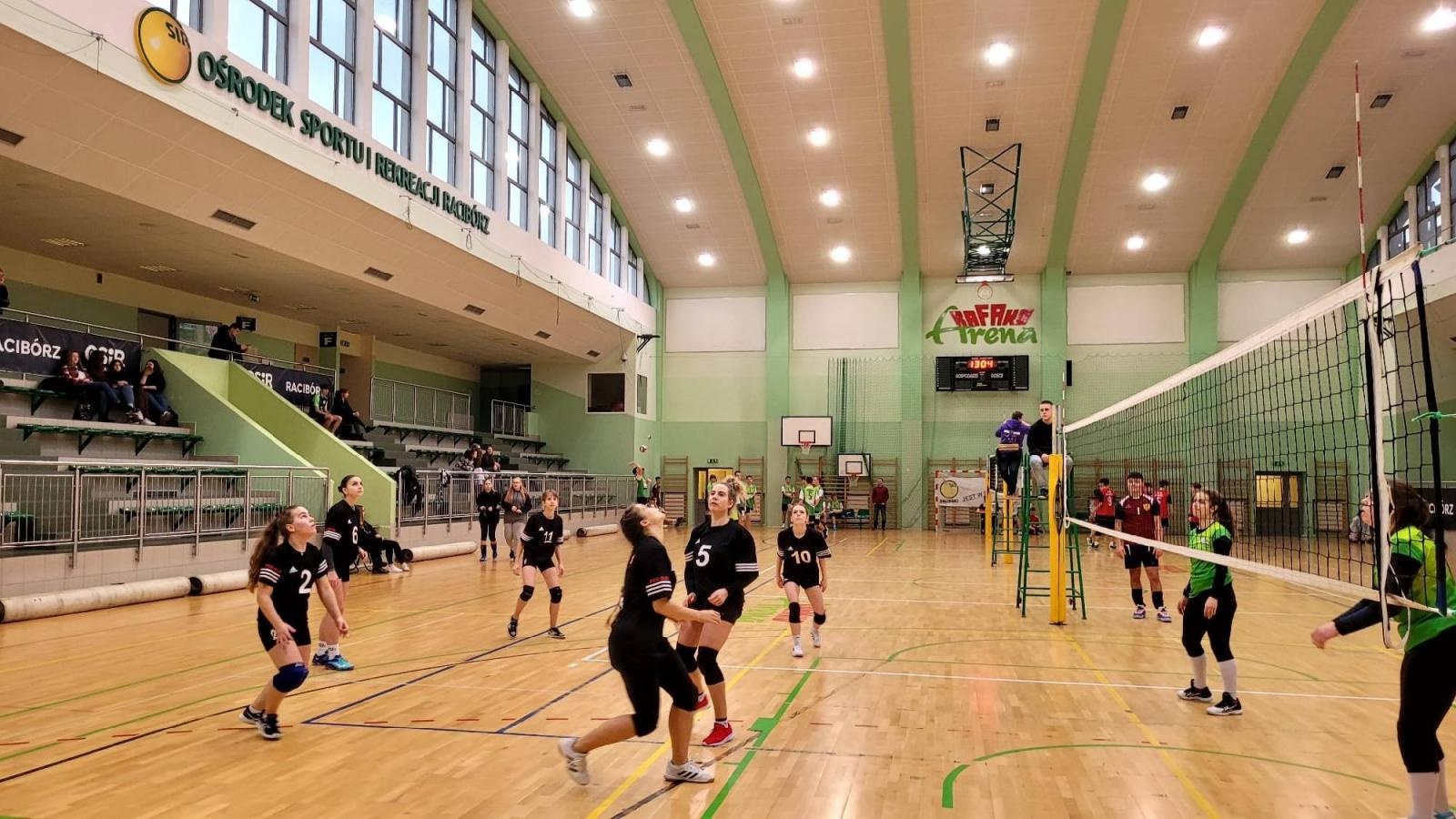 Zdjęcie w galerii na portalu naszraciborz.pl: Siatkarskie mikołajkowe zmagania raciborskich szkół wiadomości z regionu