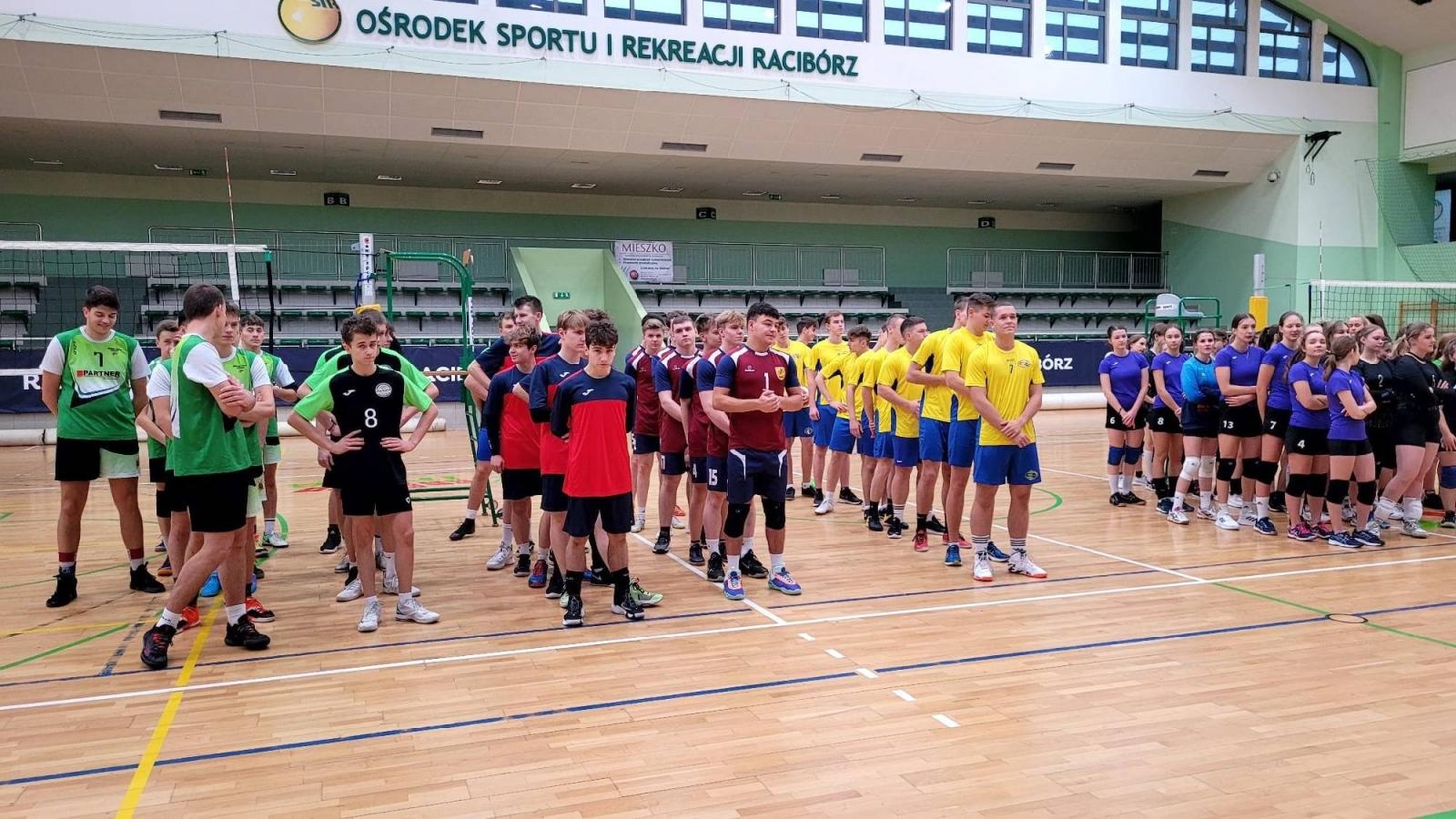 Zdjęcie w galerii na portalu naszraciborz.pl: Siatkarskie mikołajkowe zmagania raciborskich szkół wiadomości z regionu