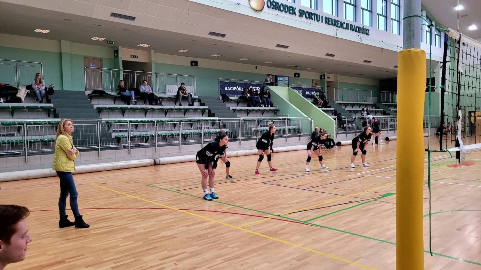 Zdjęcie w galerii na portalu naszraciborz.pl: Siatkarskie mikołajkowe zmagania raciborskich szkół wiadomości z regionu