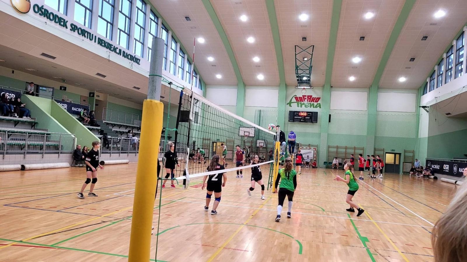 Zdjęcie w galerii na portalu naszraciborz.pl: Siatkarskie mikołajkowe zmagania raciborskich szkół wiadomości z regionu