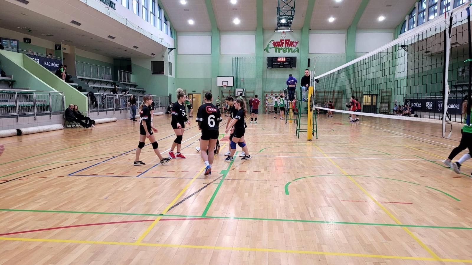 Zdjęcie w galerii na portalu naszraciborz.pl: Siatkarskie mikołajkowe zmagania raciborskich szkół wiadomości z regionu