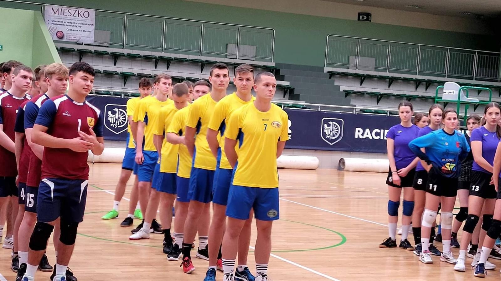Zdjęcie w galerii na portalu naszraciborz.pl: Siatkarskie mikołajkowe zmagania raciborskich szkół wiadomości z regionu