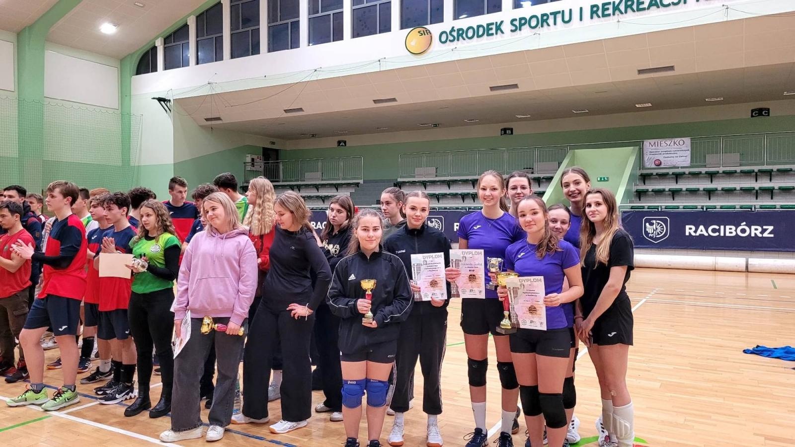 Zdjęcie w galerii na portalu naszraciborz.pl: Siatkarskie mikołajkowe zmagania raciborskich szkół wiadomości z regionu