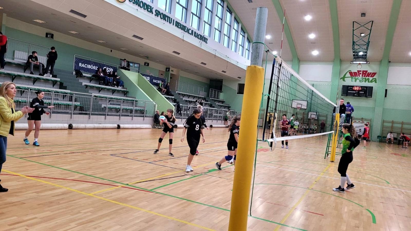 Zdjęcie w galerii na portalu naszraciborz.pl: Siatkarskie mikołajkowe zmagania raciborskich szkół wiadomości z regionu