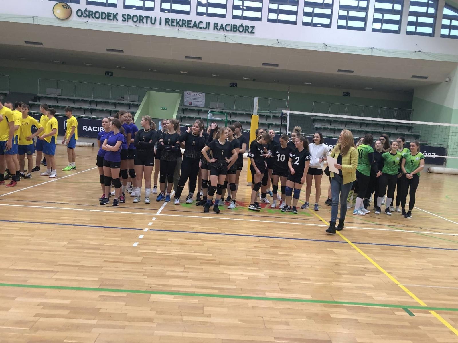 Zdjęcie w galerii na portalu naszraciborz.pl: Siatkarskie mikołajkowe zmagania raciborskich szkół wiadomości z regionu