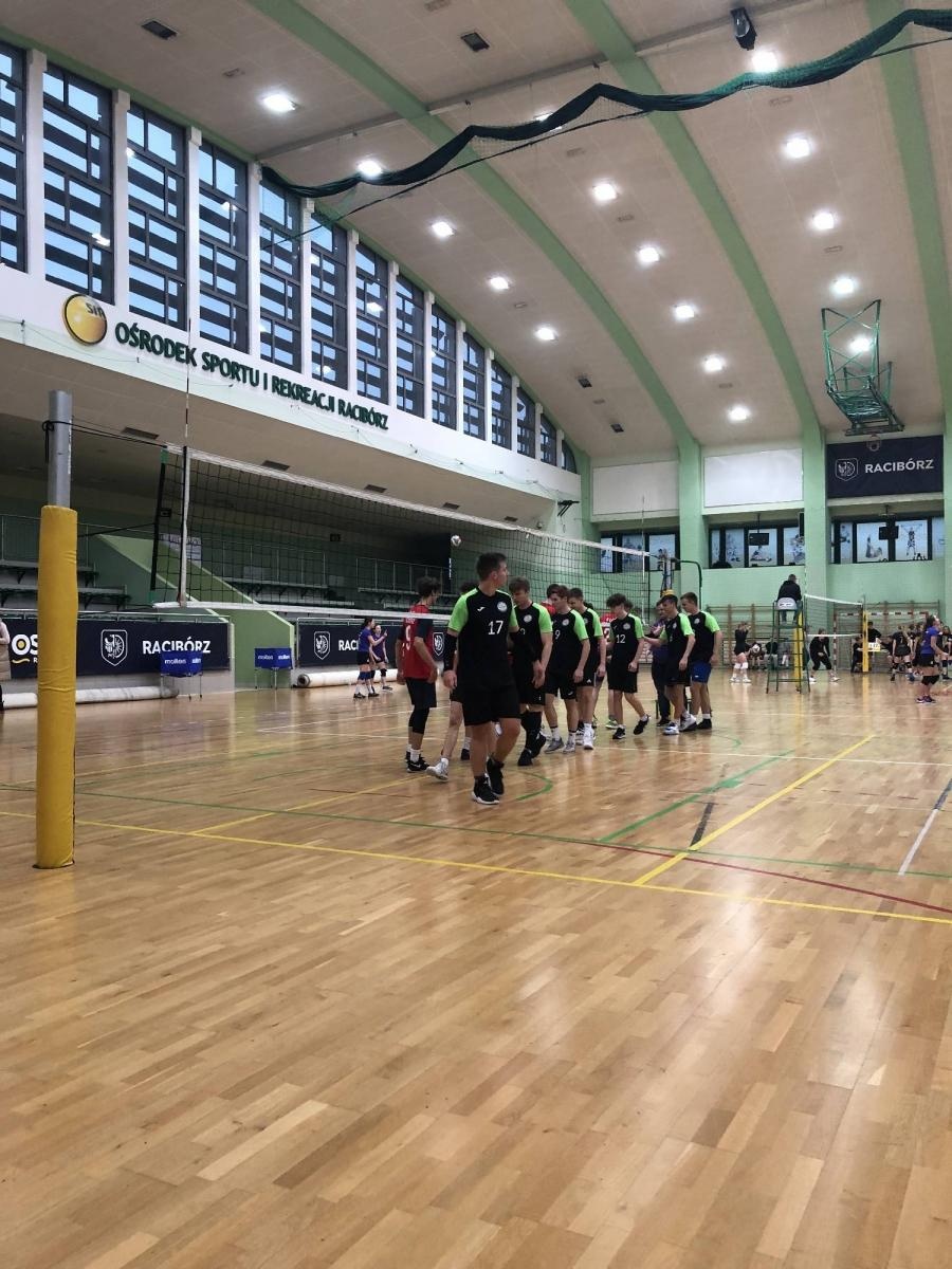 Zdjęcie w galerii na portalu naszraciborz.pl: Siatkarskie mikołajkowe zmagania raciborskich szkół wiadomości z regionu