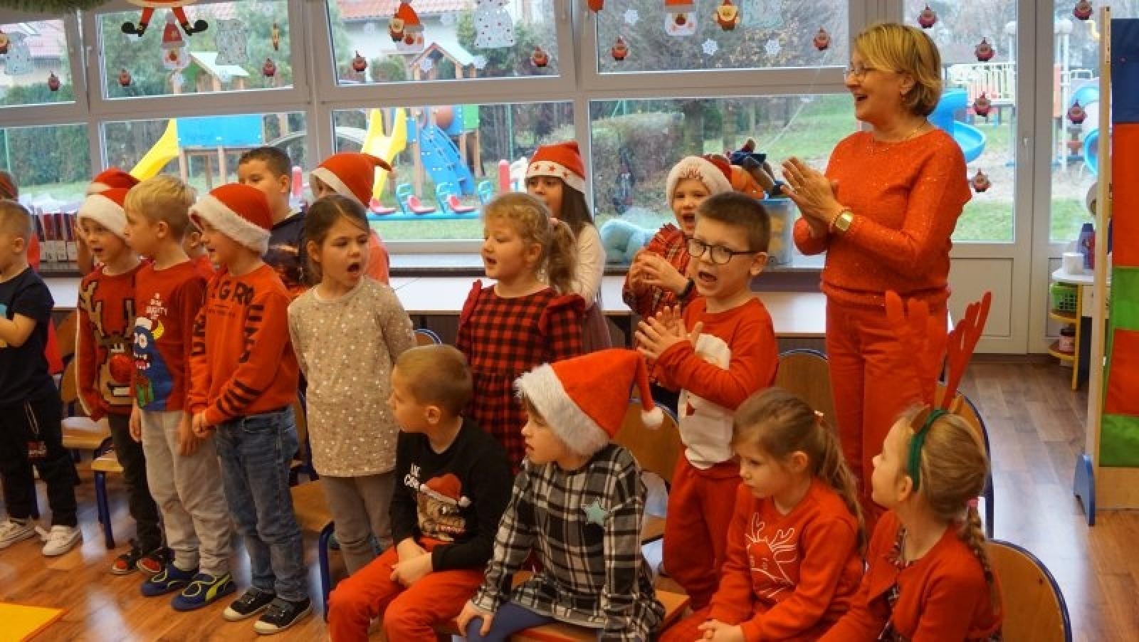 Zdjęcie w galerii na portalu naszraciborz.pl: Wspólne kolędowanie studentek ANS i przedszkolaków z P14 wiadomości z regionu