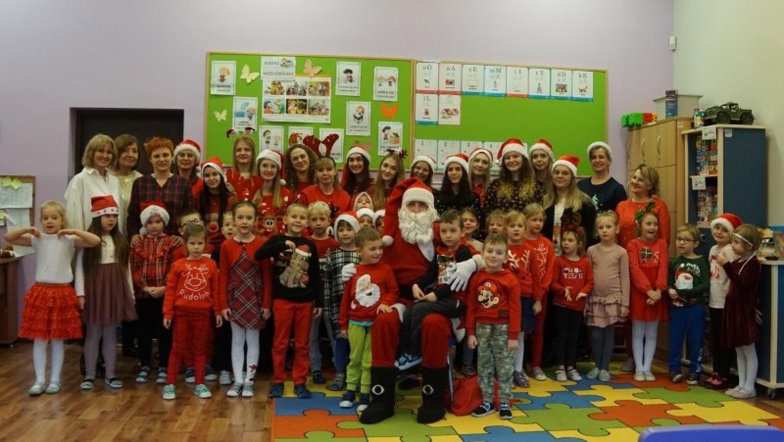 Zdjęcie w galerii na portalu naszraciborz.pl: Wspólne kolędowanie studentek ANS i przedszkolaków z P14 wiadomości z regionu