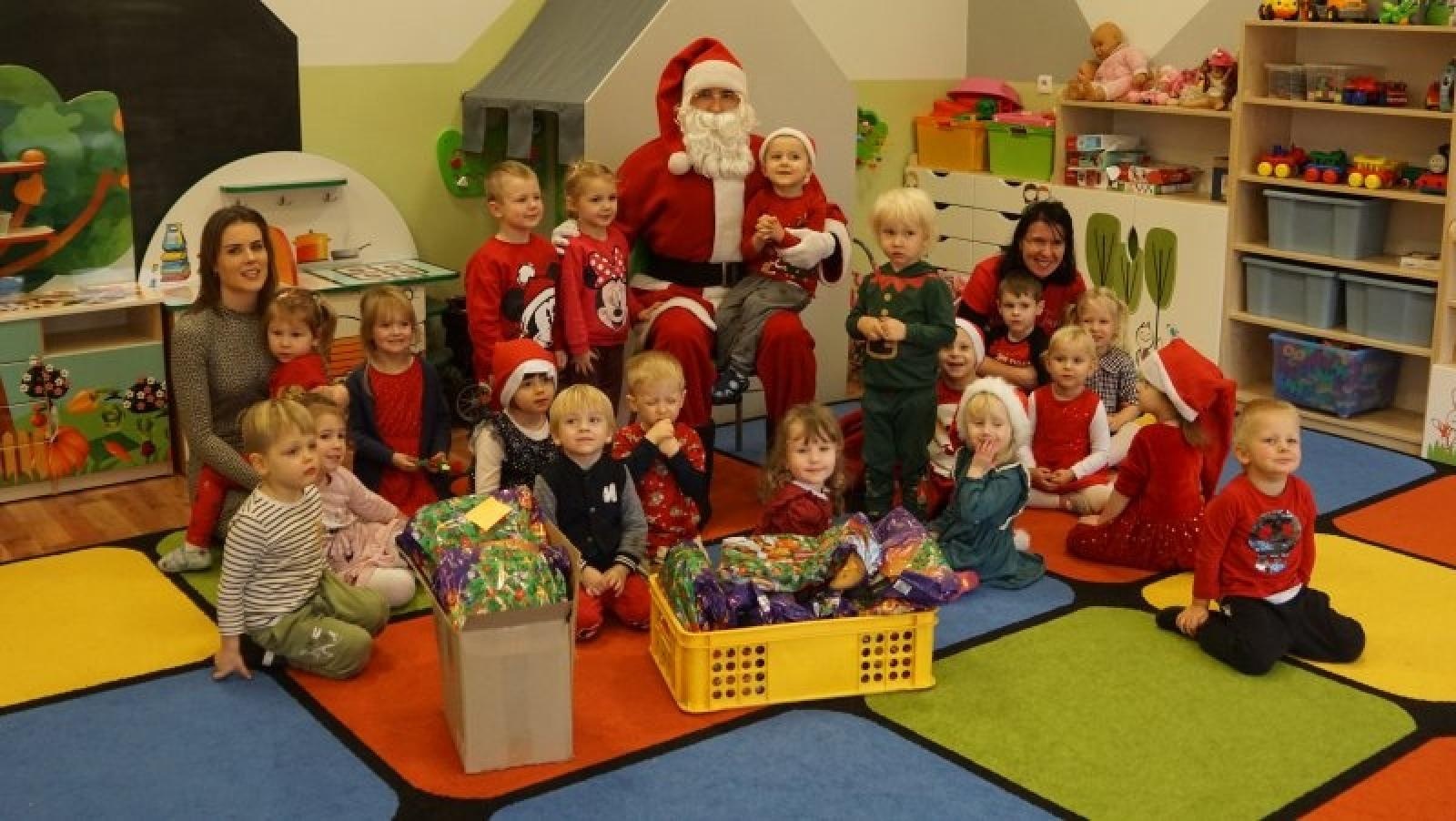 Zdjęcie w galerii na portalu naszraciborz.pl: Wspólne kolędowanie studentek ANS i przedszkolaków z P14 wiadomości z regionu