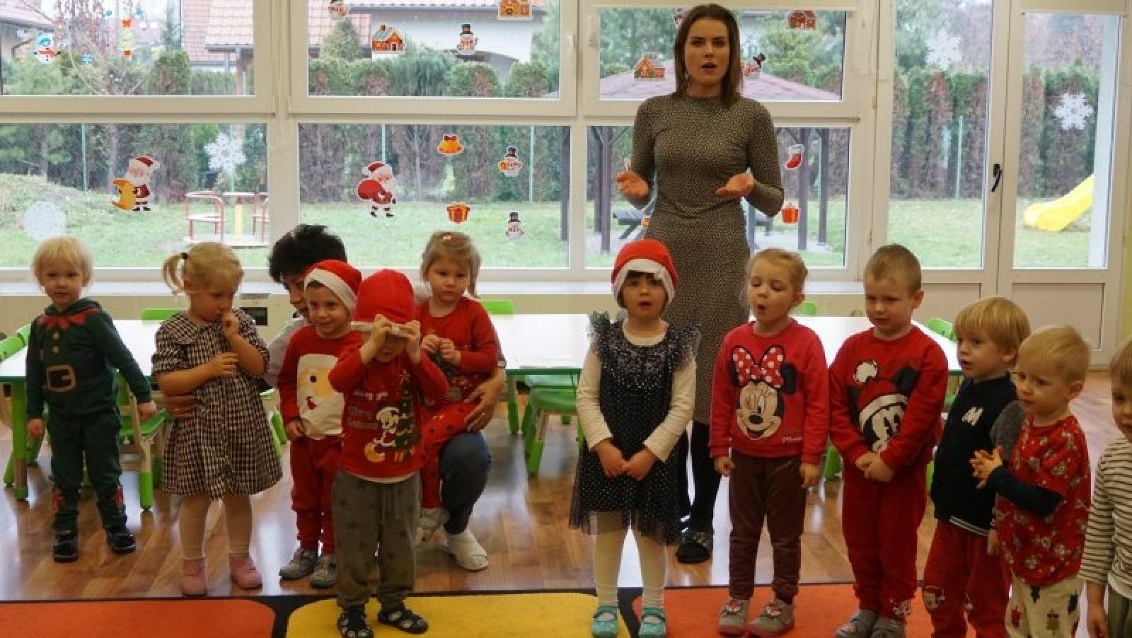 Zdjęcie w galerii na portalu naszraciborz.pl: Wspólne kolędowanie studentek ANS i przedszkolaków z P14 wiadomości z regionu