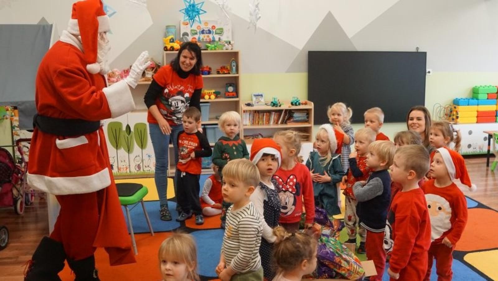 Zdjęcie w galerii na portalu naszraciborz.pl: Wspólne kolędowanie studentek ANS i przedszkolaków z P14 wiadomości z regionu