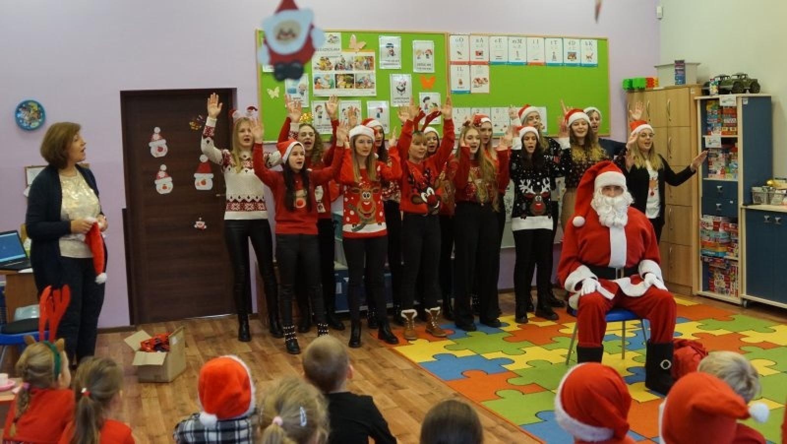 Zdjęcie w galerii na portalu naszraciborz.pl: Wspólne kolędowanie studentek ANS i przedszkolaków z P14 wiadomości z regionu