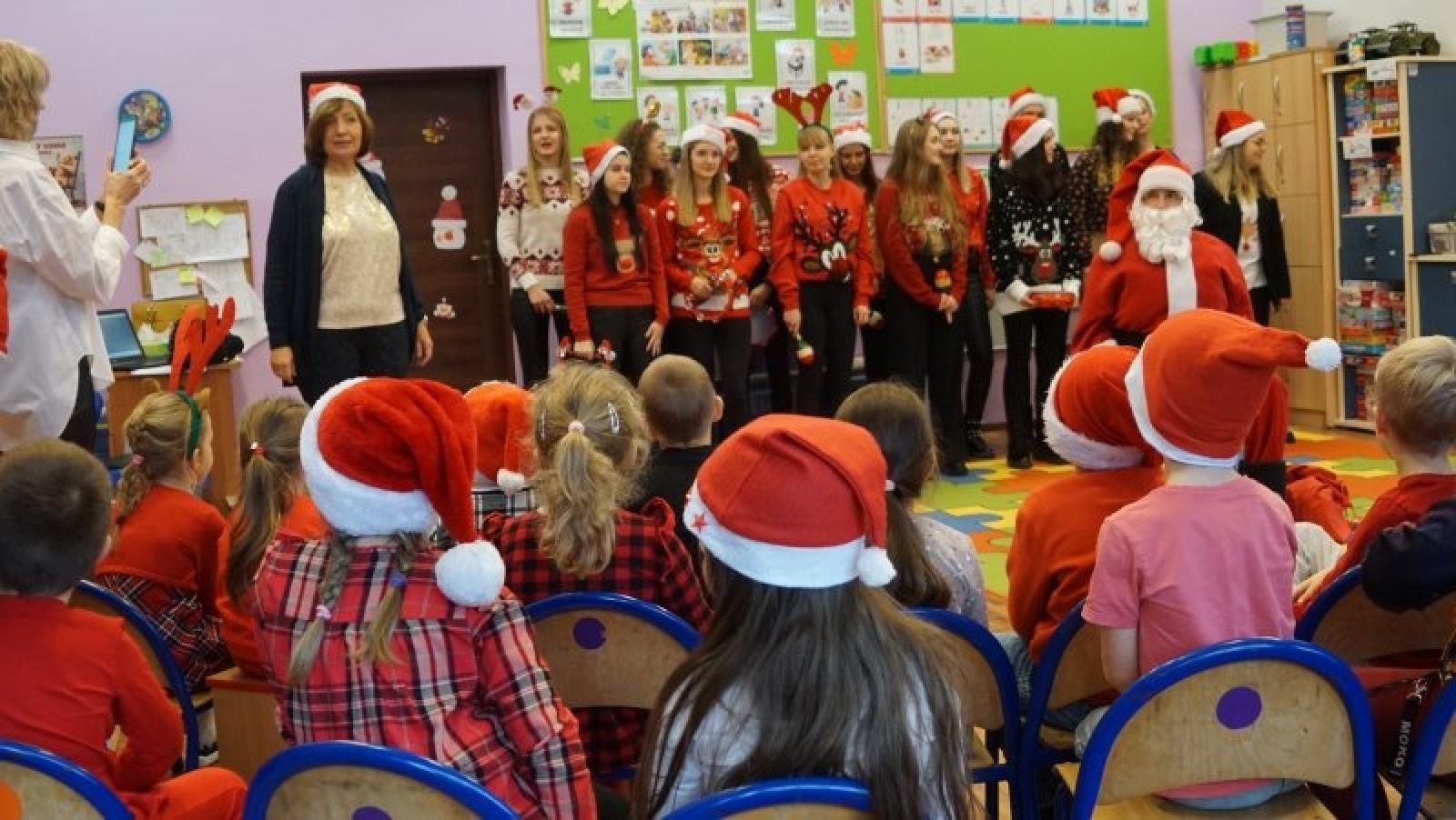 Zdjęcie w galerii na portalu naszraciborz.pl: Wspólne kolędowanie studentek ANS i przedszkolaków z P14 wiadomości z regionu