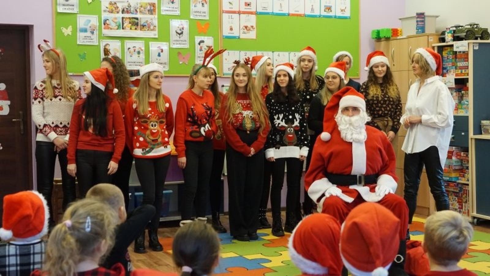 Zdjęcie w galerii na portalu naszraciborz.pl: Wspólne kolędowanie studentek ANS i przedszkolaków z P14 wiadomości z regionu