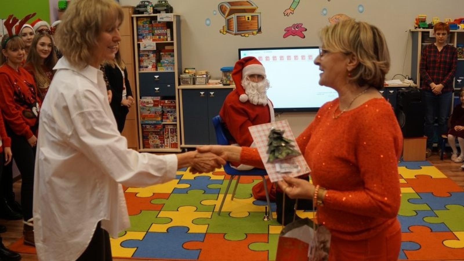 Zdjęcie w galerii na portalu naszraciborz.pl: Wspólne kolędowanie studentek ANS i przedszkolaków z P14 wiadomości z regionu