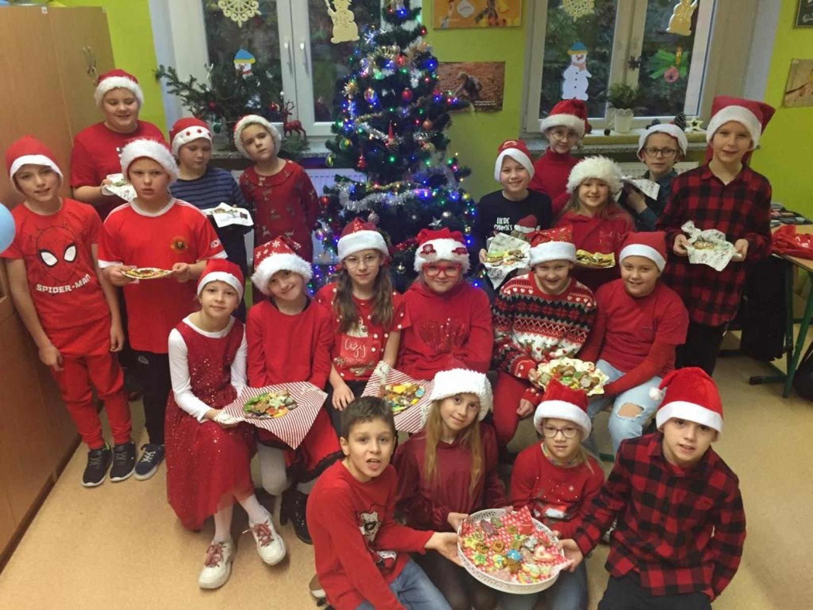 Zdjęcie w galerii na portalu naszraciborz.pl: Lebkuchen backen und dekorieren. Pieczenie i dekorowanie świątecznych pierników wiadomości z regionu