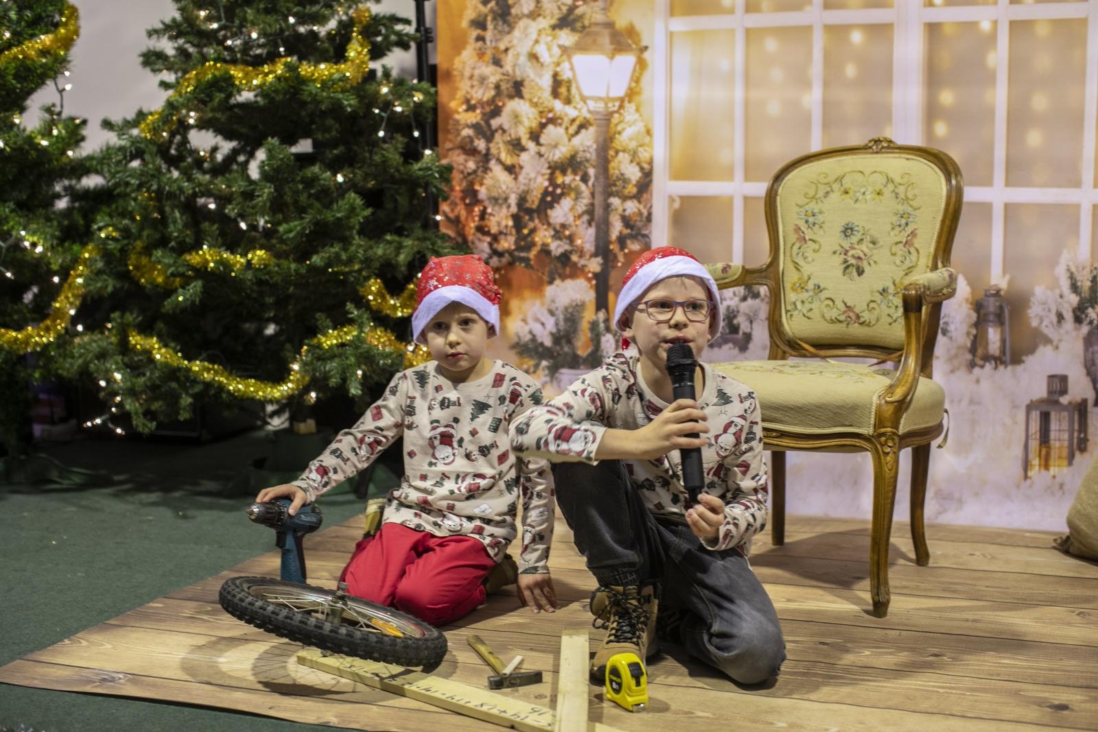 Zdjęcie w galerii na portalu naszraciborz.pl: Święty Mikołaj zawitał do Bojanowa, a dzieci pokazały jego nowe pojazdy wiadomości z regionu